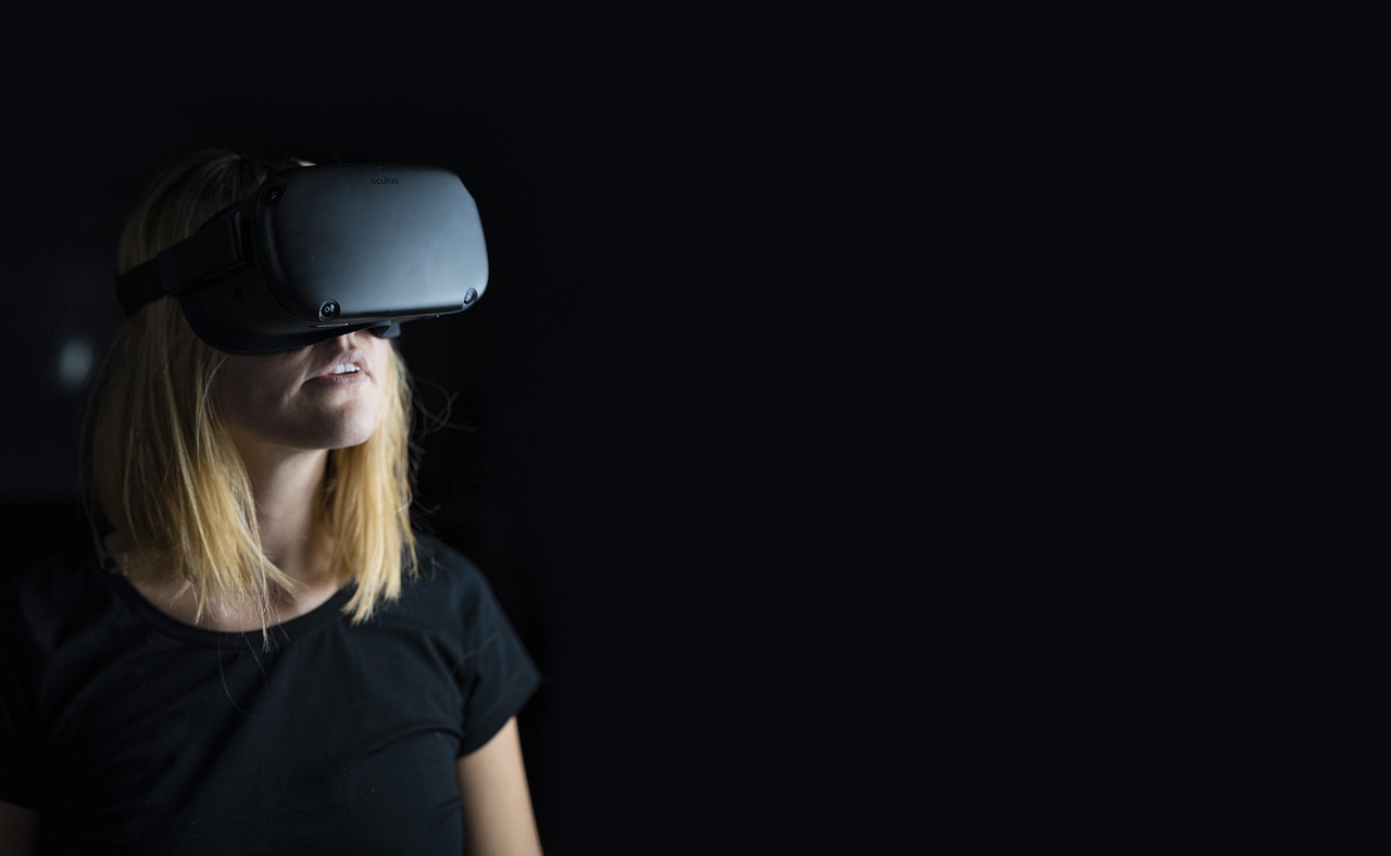 Virtual reality, metaverse, woman — Enjoy the Best of Both Worlds With Mobile Gambling and Casino Bonuses