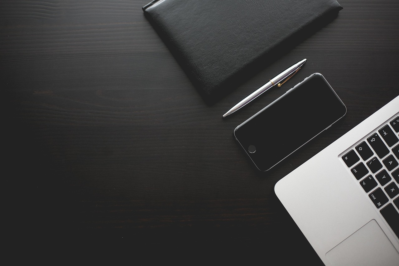 Office, desk, smartphone — How to improve the company culture? Some special points discussed