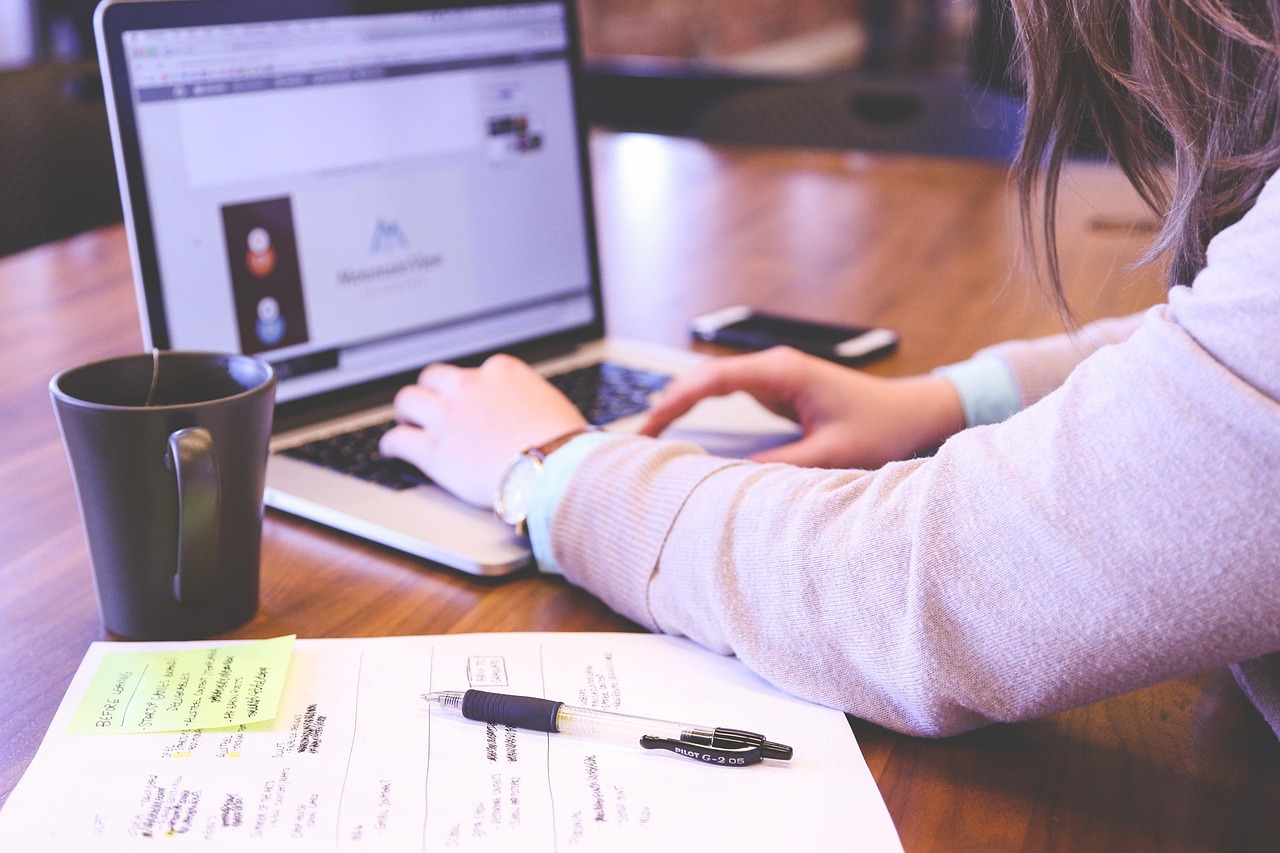 Student, typing, keyboard — How to Use a CBD Vape Pen Safely and Effectively in Canada