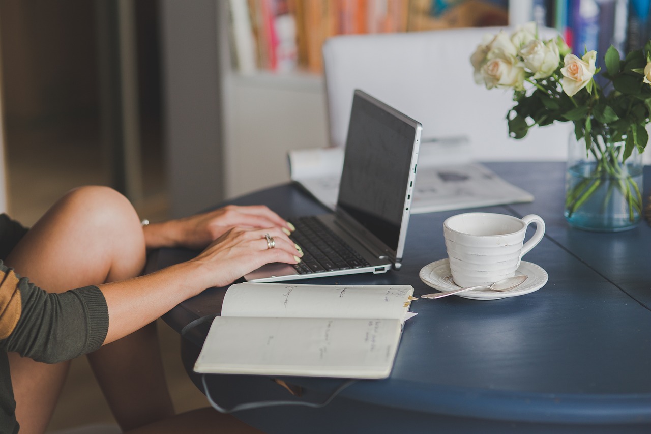 Laptop, workstaion, office — What is Organic Search?