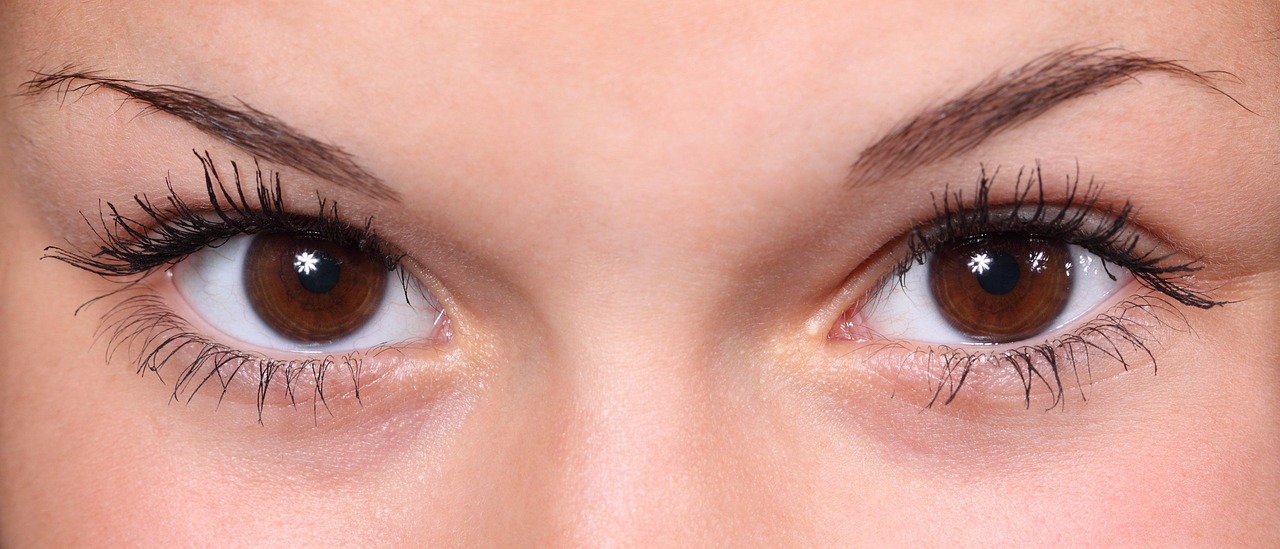 Beautiful, close-up, eye — What is the difference between a betting site and a gambling site?
