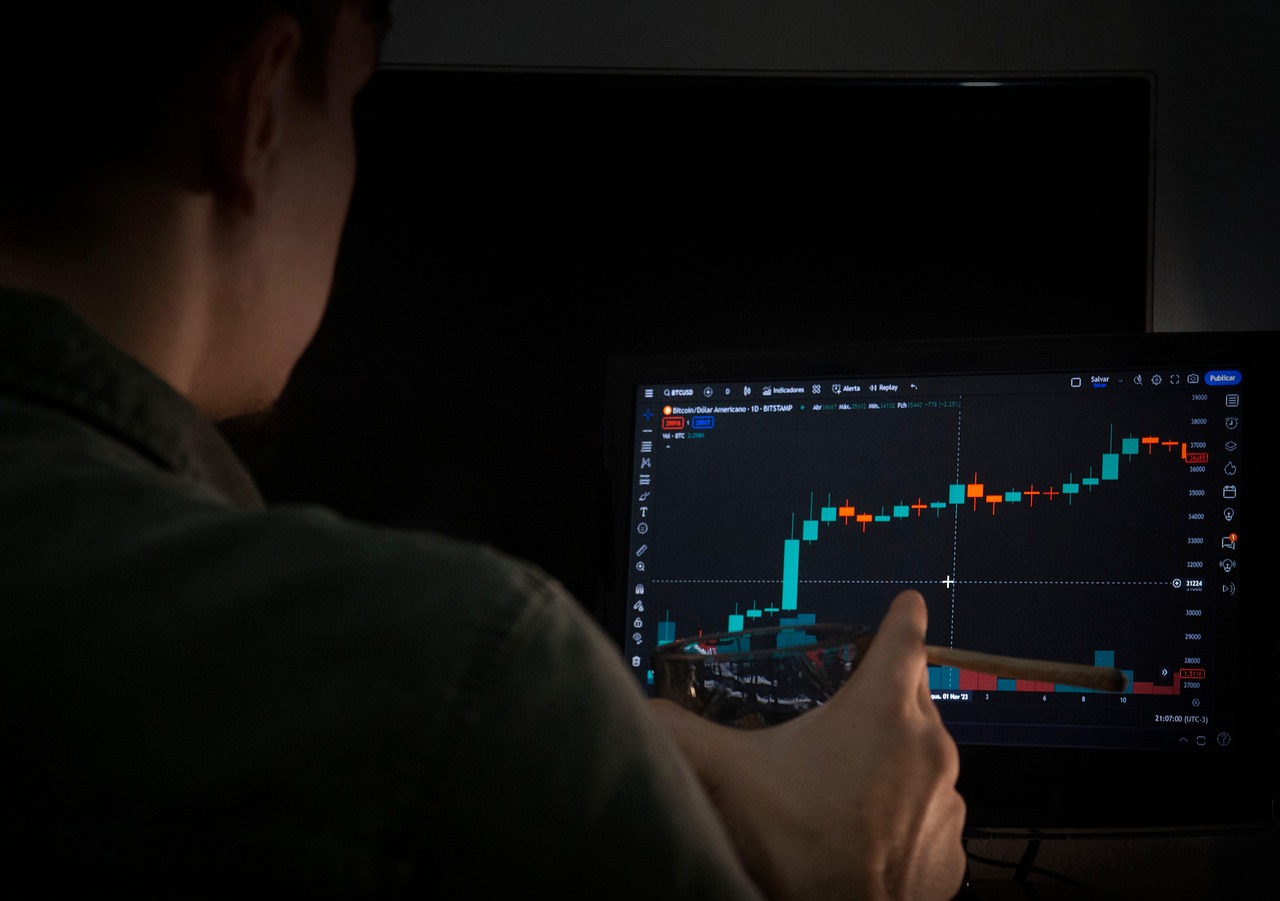Man, drinking, whiskey — Willing to learn strategies of forex trading- go through these lines